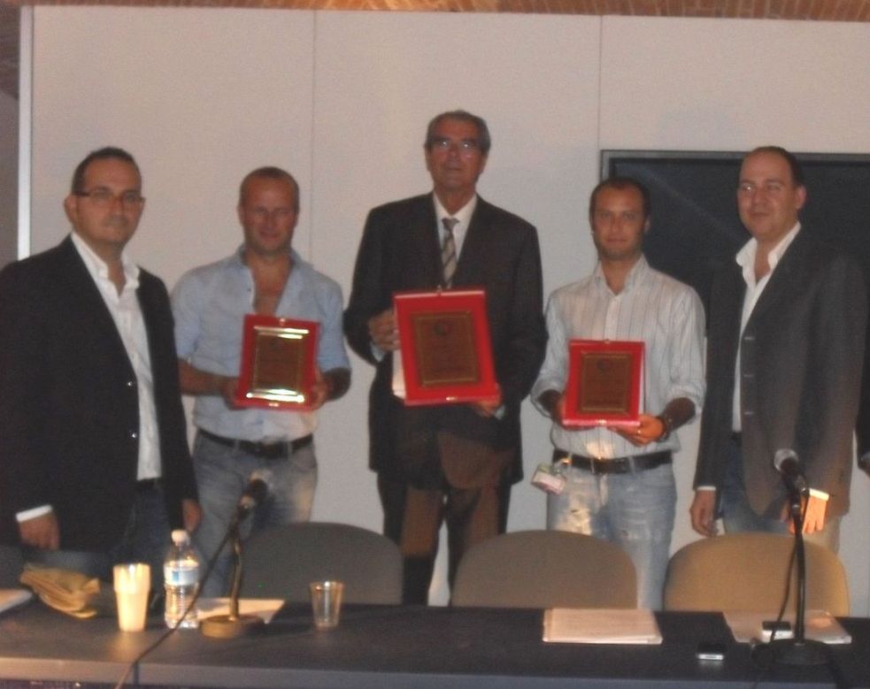 Maurizio Lucarelli riceve il premio di Calciotoscano "La squadra più amata" vinto dalla Carrarese.